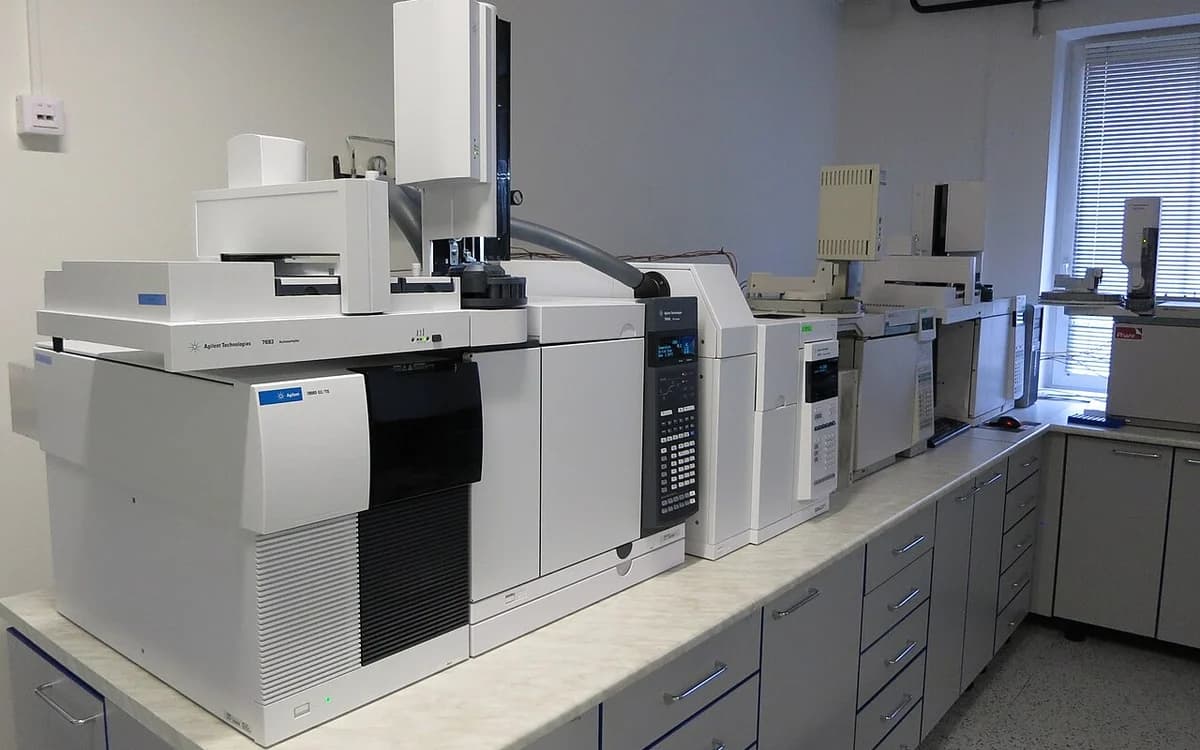 Gas chromatograph with mass spectrometry detector in an accredited laboratory analyzing Tenax-TA indoor air samples