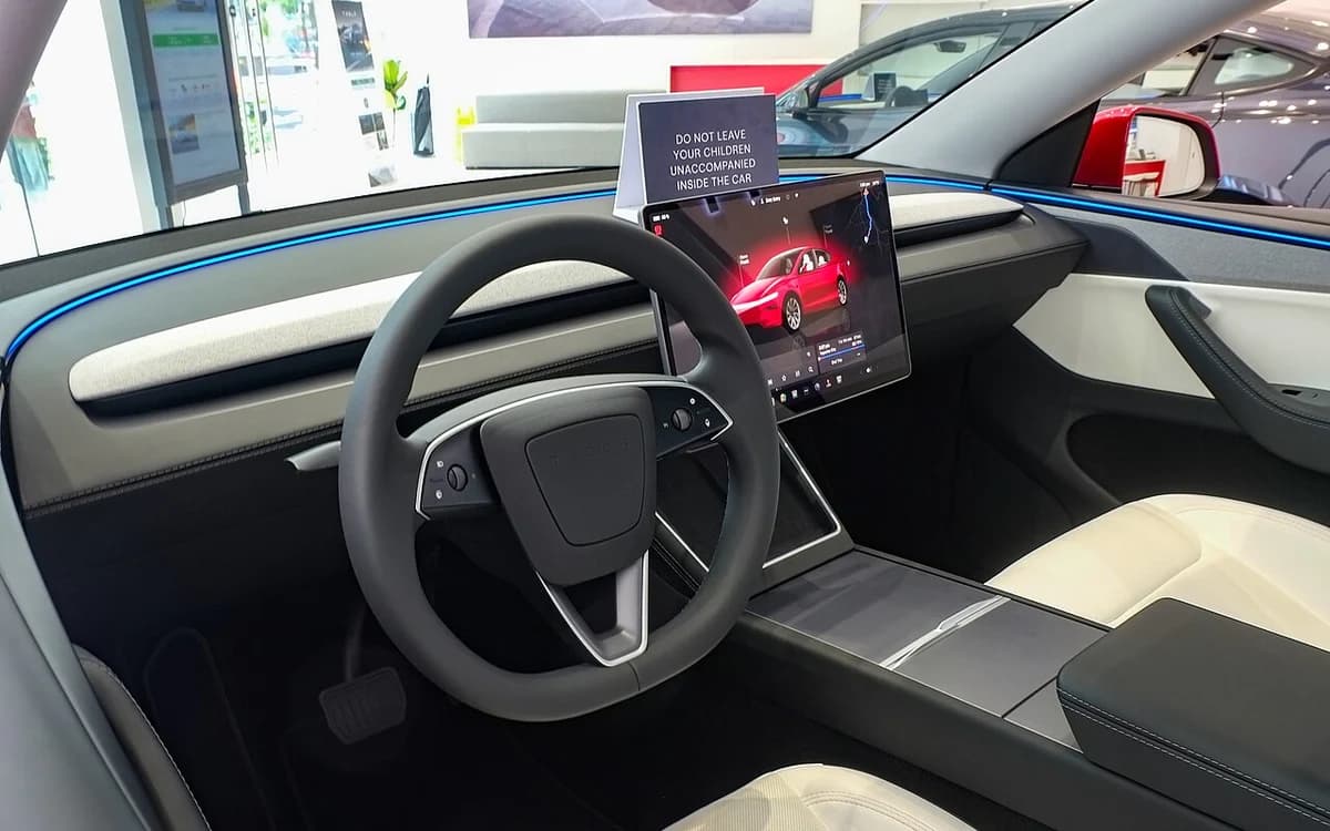 Automotive acoustic insulation foam and sound-deadening panel structure
