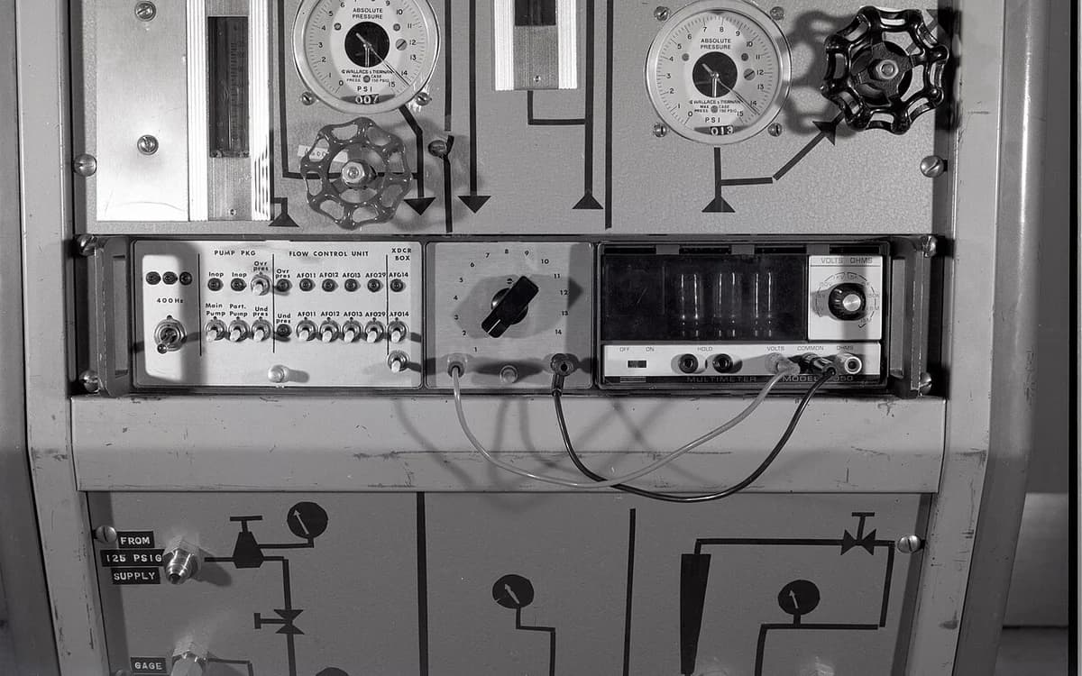 Air sampling and analytical test console in an environmental research laboratory