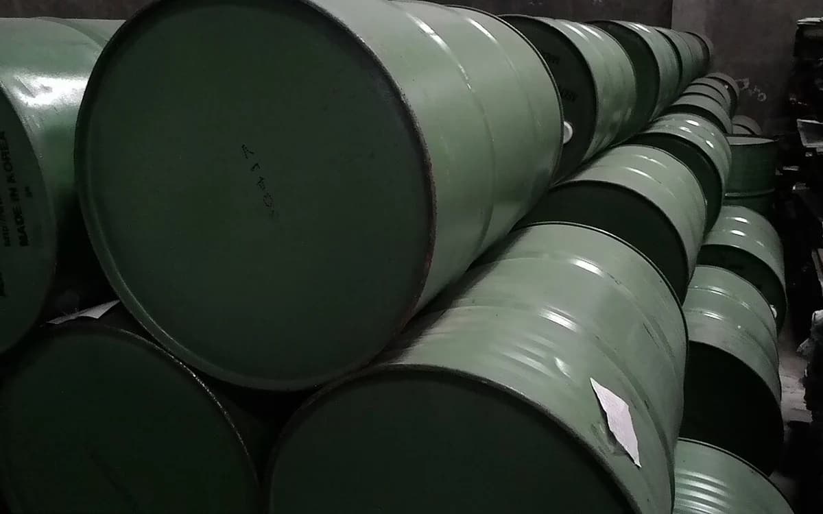 200L high-density polyethylene and steel cleaner drums staged for export loading