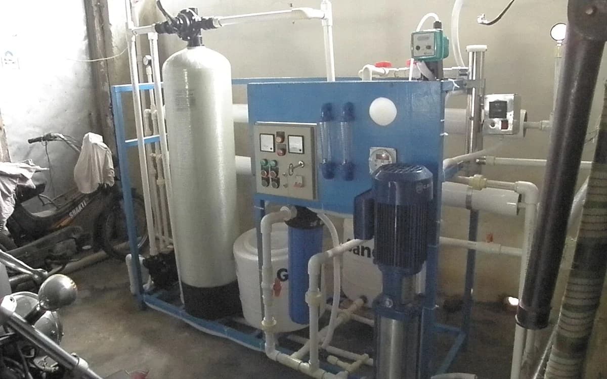 Commercial 1000-liter reverse osmosis water filtration plant supplying low-TDS water for concentrate dilution