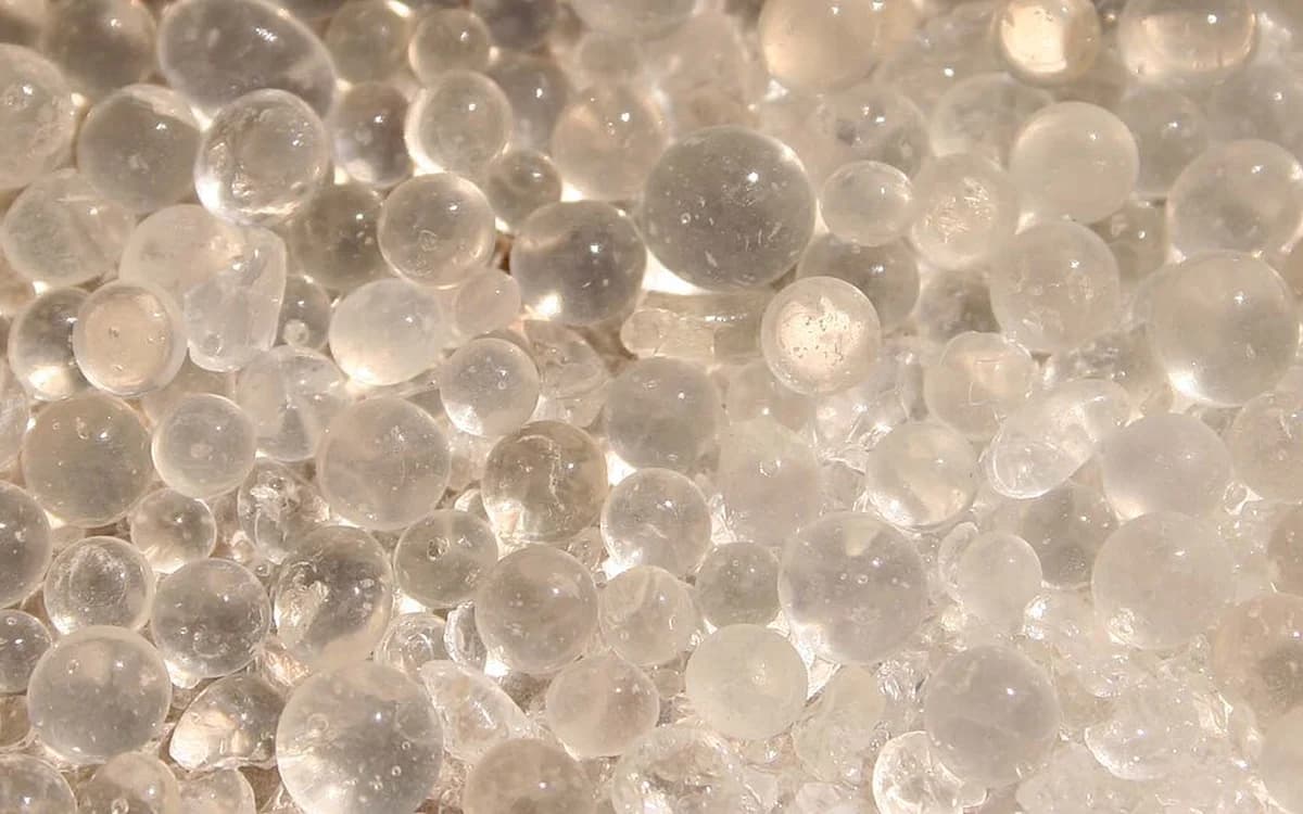 Hydrophilic polymer gel beads showing porous water-retaining matrix structure